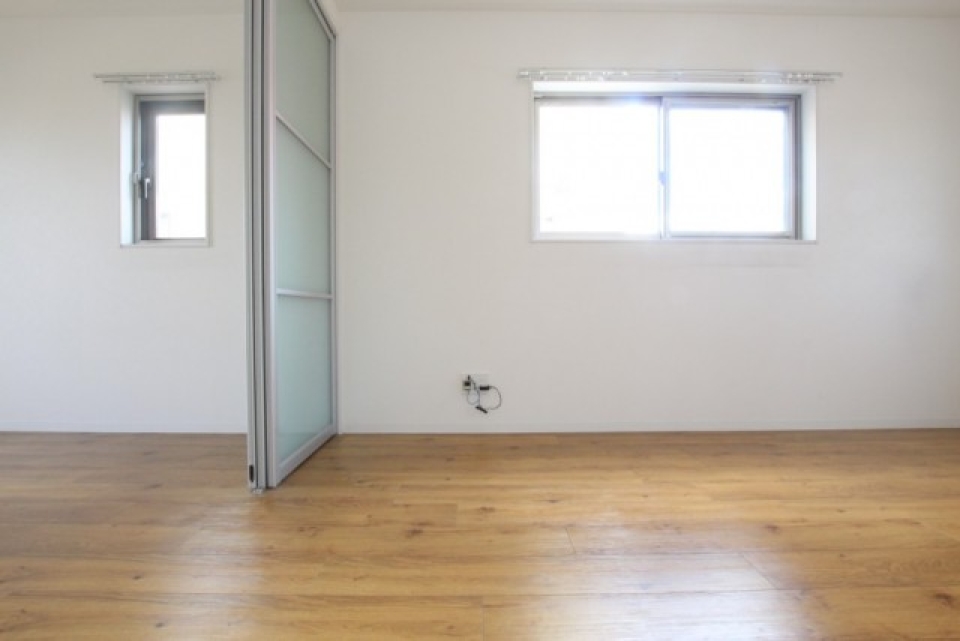 角部屋の特権、＋αの窓が部屋に光を取り入れる。