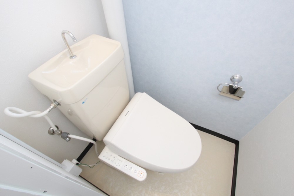 トイレは換気窓がありとても明るい。