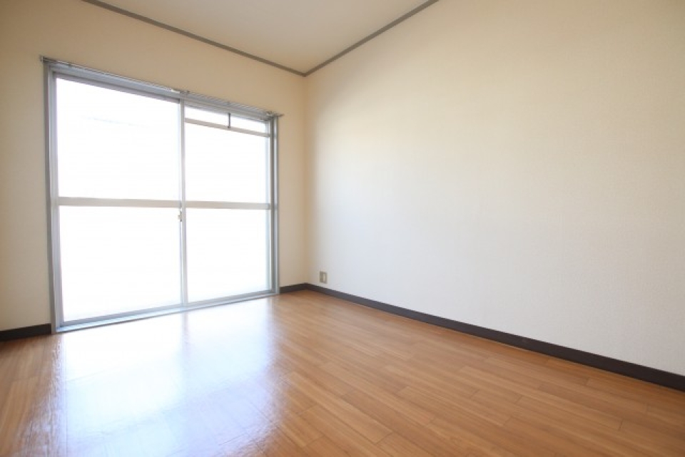 洋室6帖のお部屋。窓が大きいです。