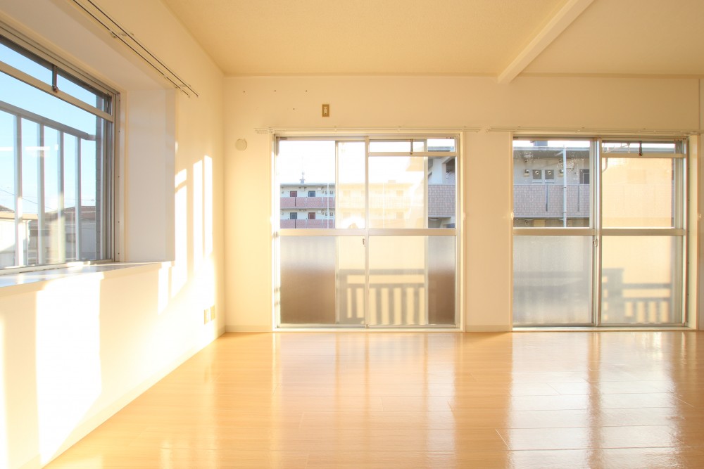 角部屋の特権、リビングは計３ヶ所の窓。