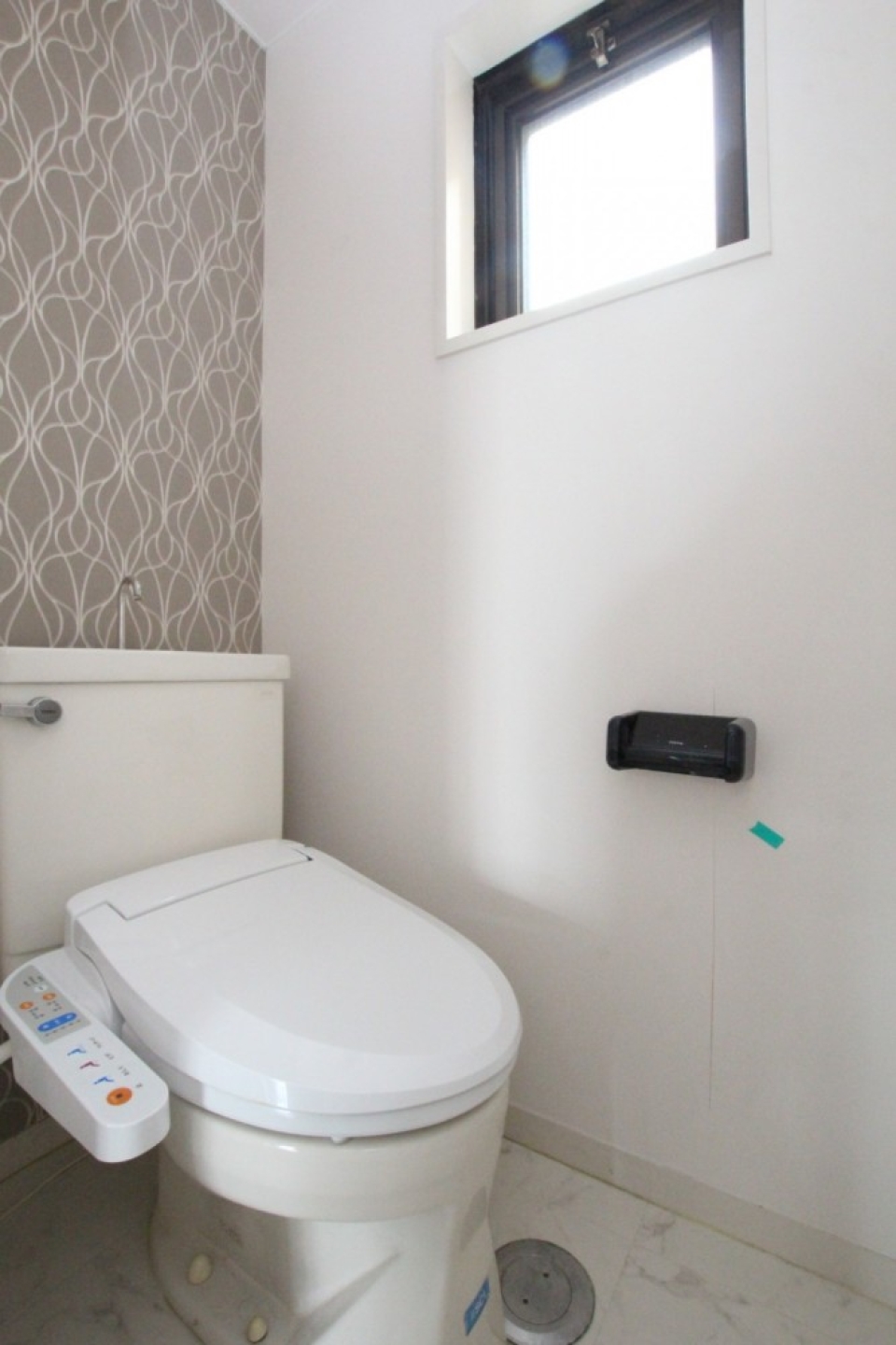 トイレはシャワートイレ付き。