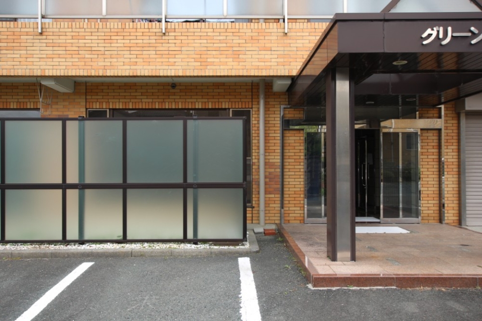 エントランス真横のお部屋、1階の居室はここのみ。