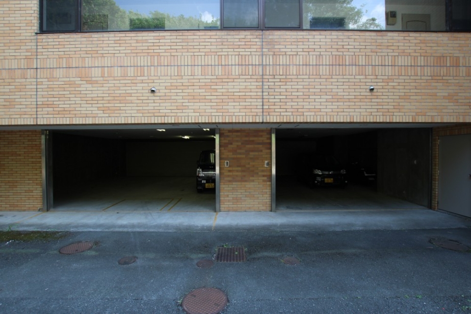 運が良ければ屋根付き駐車場を別料金で確保可能。