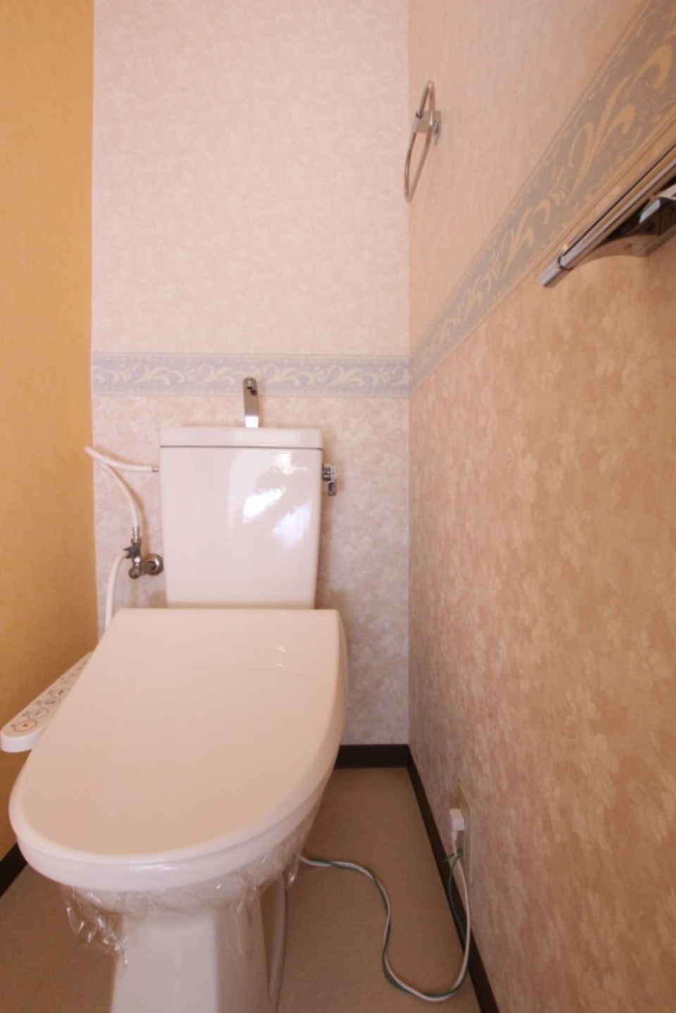トイレはお部屋のイメージとはがらりと変わる。