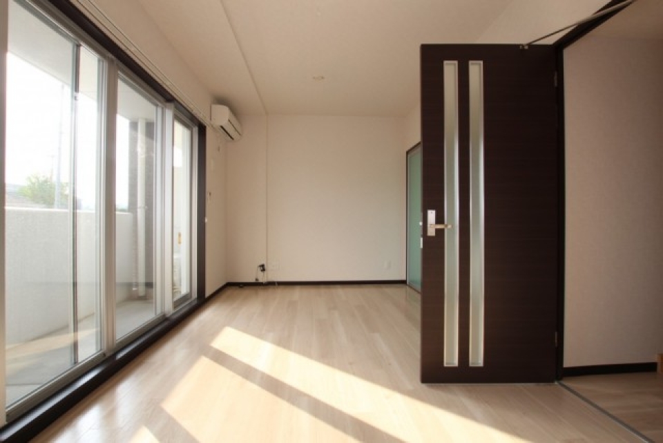 横長10帖のお部屋にはたっぷりの採光が降り注ぐ。