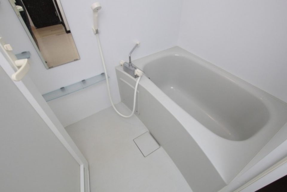 浴室にはしっかりシャンプ棚が付いている。