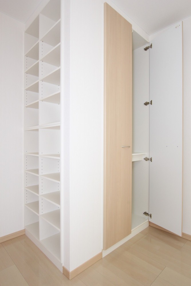 本好きにはたまらない大きな本棚付きのお部屋。