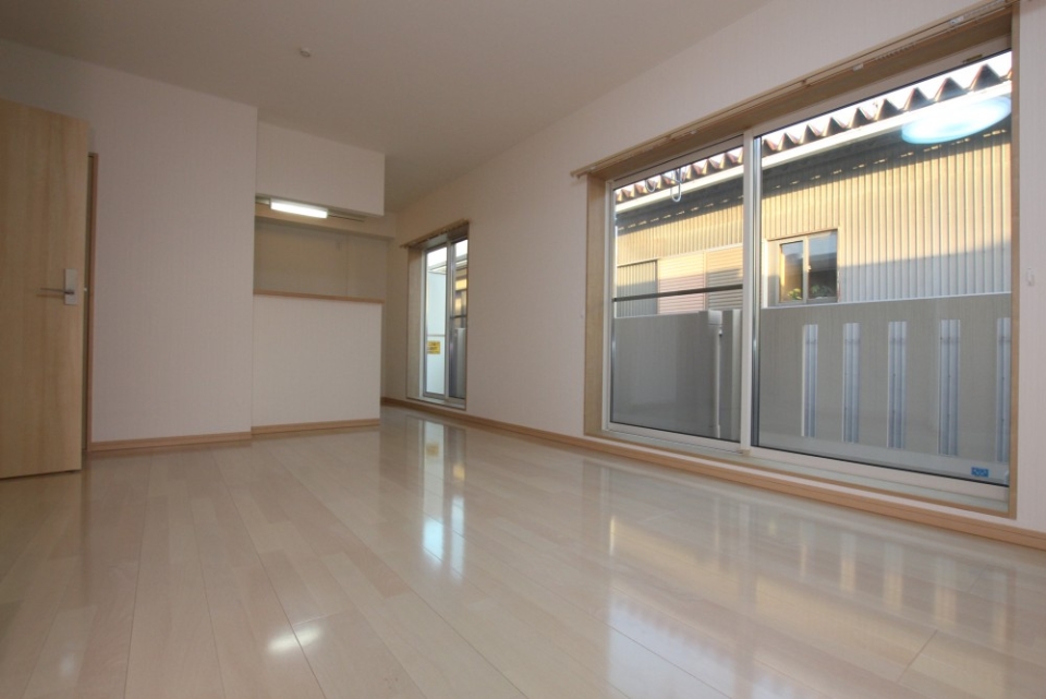LDKは大きな窓が2ヶ所ある。だが東向き...。
