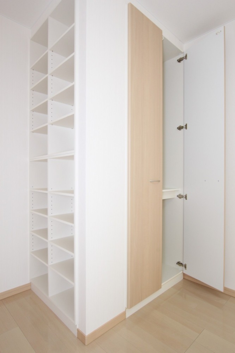 本好きにはたまらない大きな本棚付きのお部屋。