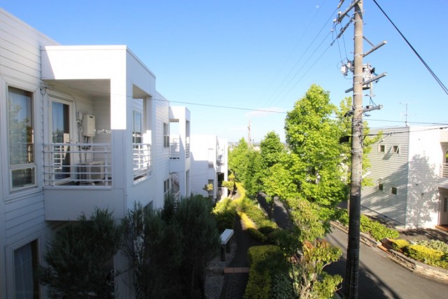 自室バルコニーから見る町並み。