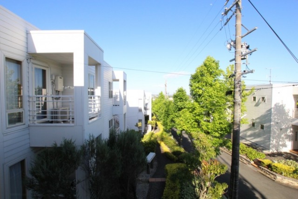 自室バルコニーから見る町並み。