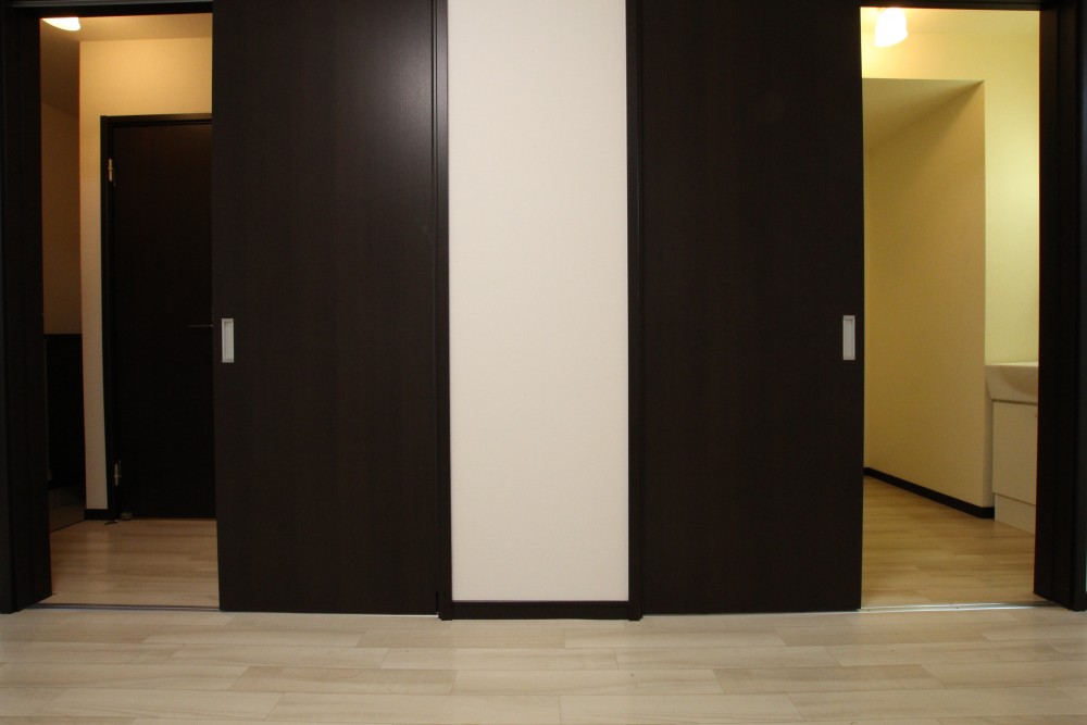 お部屋の建具はすべてこのダークブラウン。