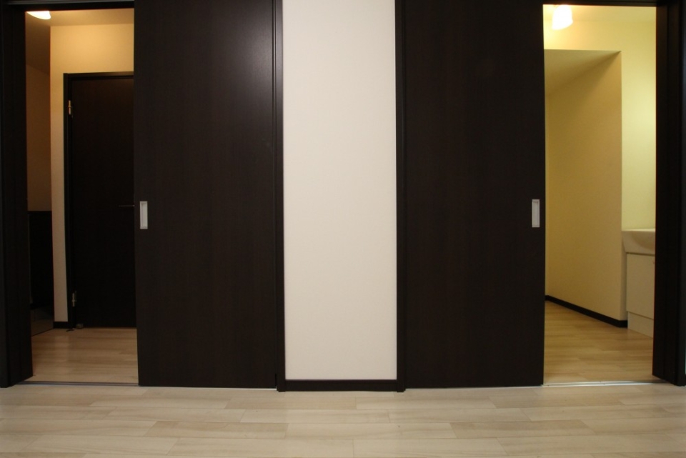 お部屋の建具はすべてこのダークブラウン。