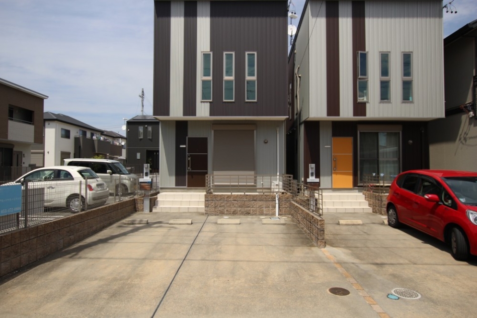 双子の様にお揃い佇まいの戸建賃貸。