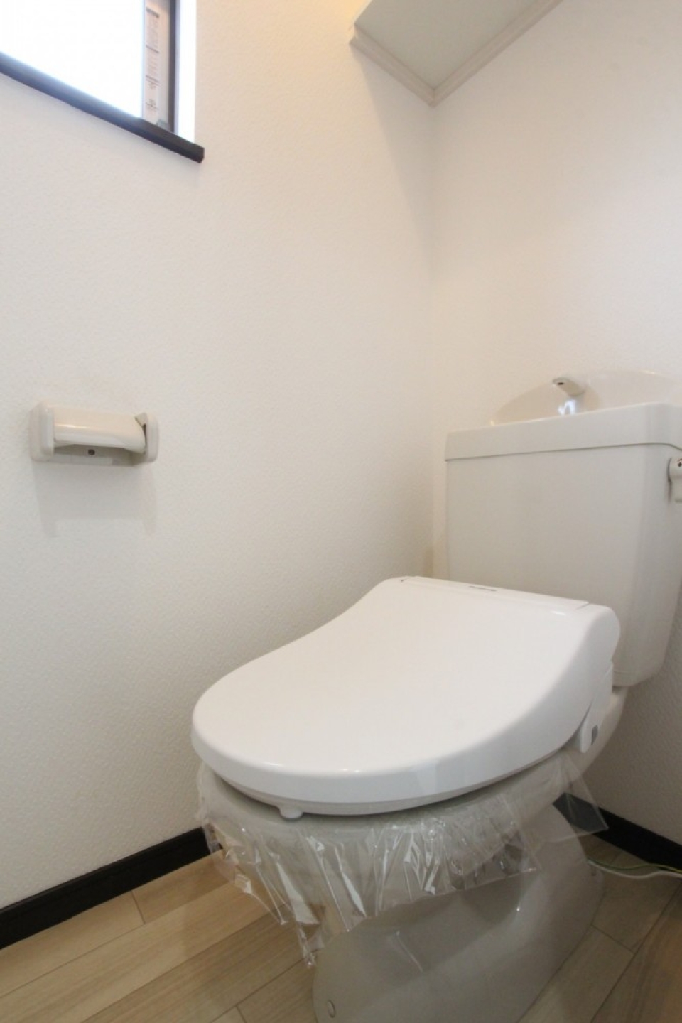 トイレはシャワートイレ付き。