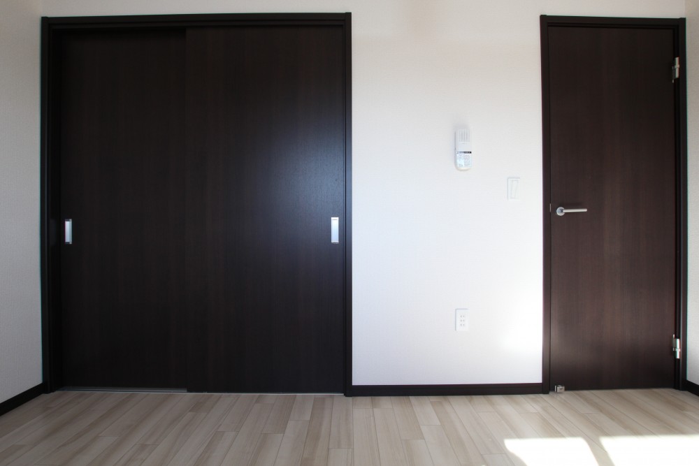 お部屋の建具はダークグレーで高級感さえ感じる。