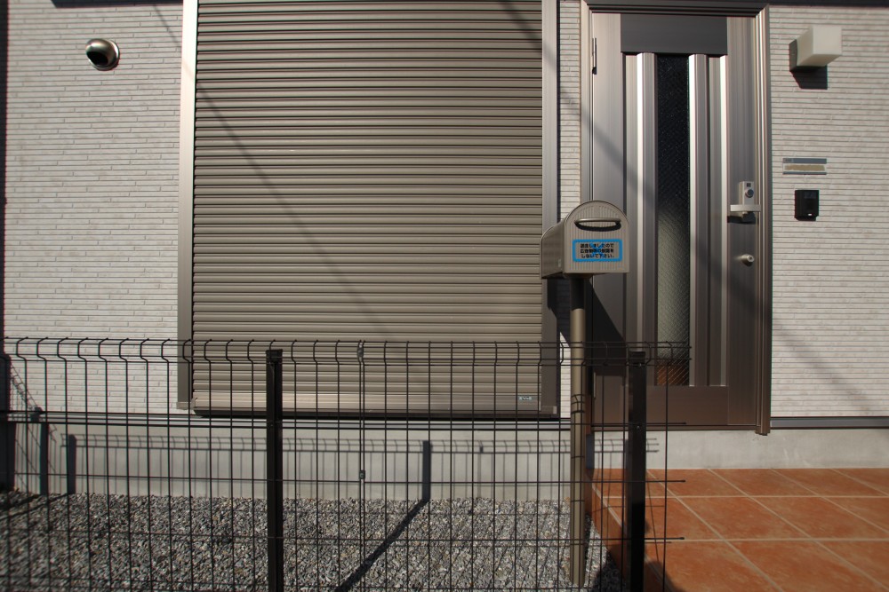 LDKの掃き出し窓にはシャッター雨戸がついている。
