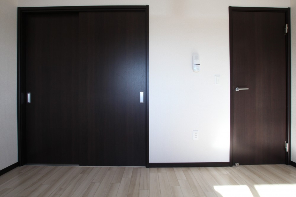 お部屋の建具はダークグレーで高級感さえ感じる。