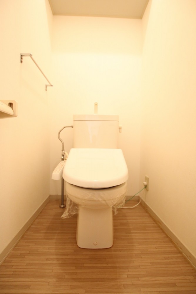 トイレはシャワートイレ。