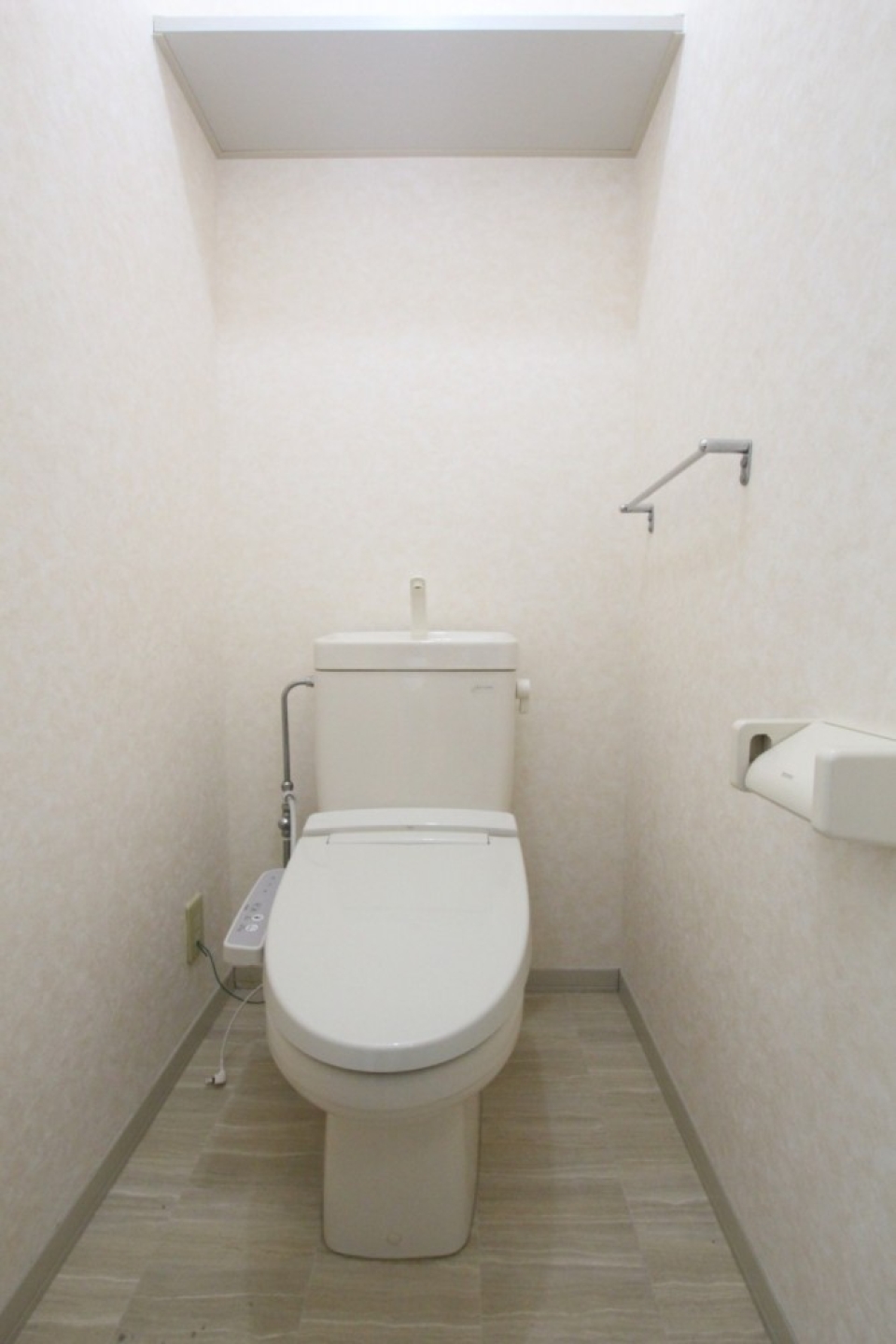 ここにも棚板。トイレットペーパー予備おけます。