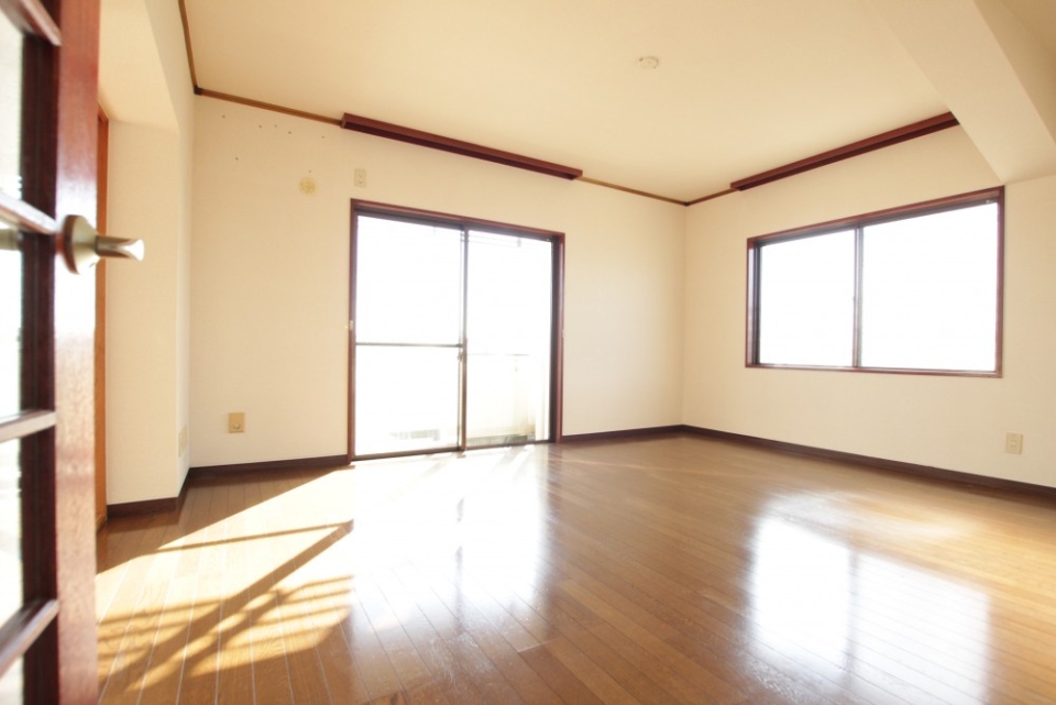 3階で周りに高い建物がなく、光が遮られません。