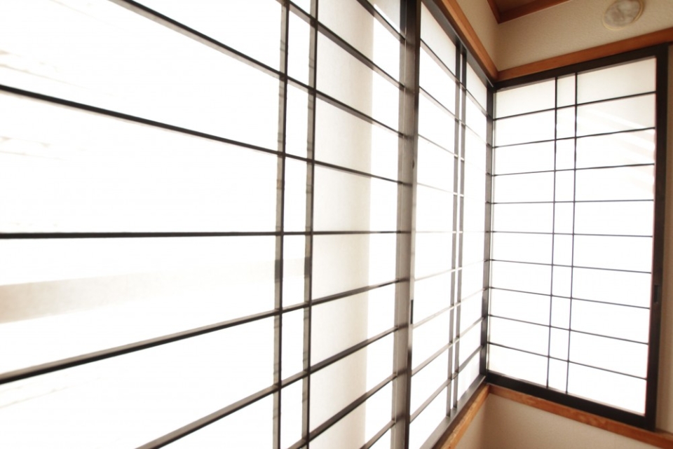 元和室だったお部屋の障子はモノトーン。