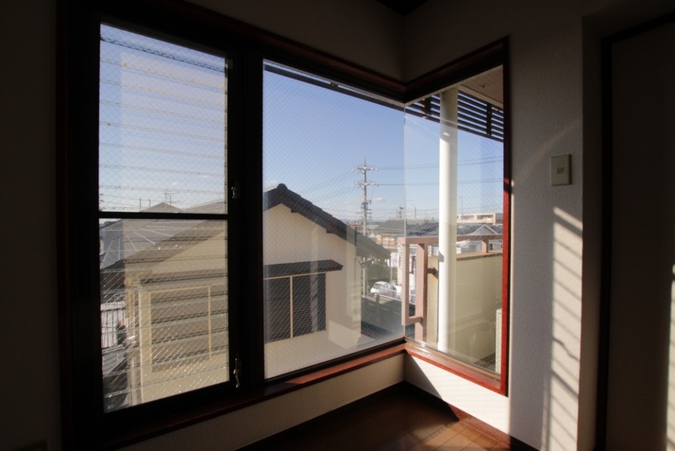 4.5帖の洋室。角にある窓が素敵。