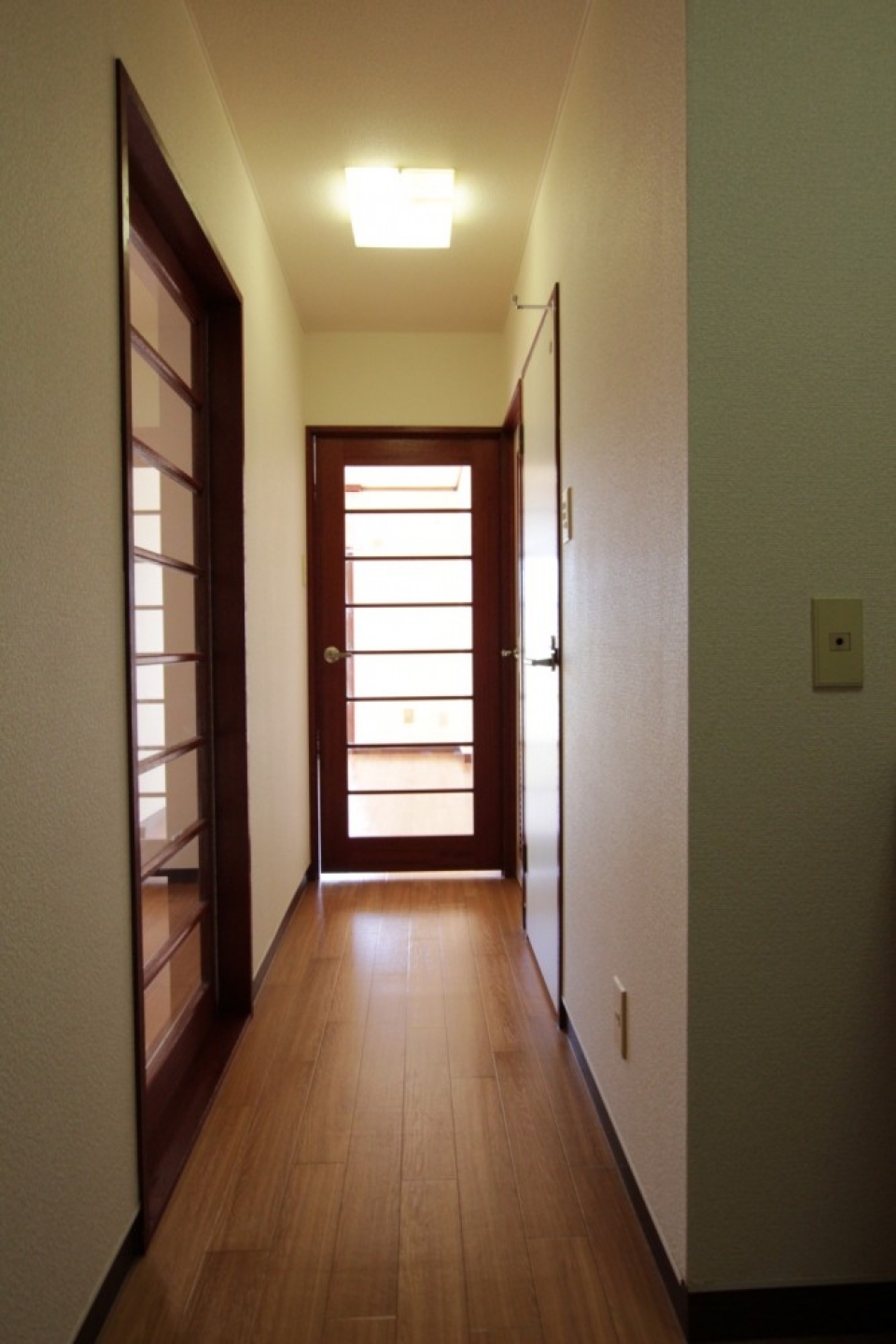 ガラス格子の建具なので廊下には十分な日が差し込む。