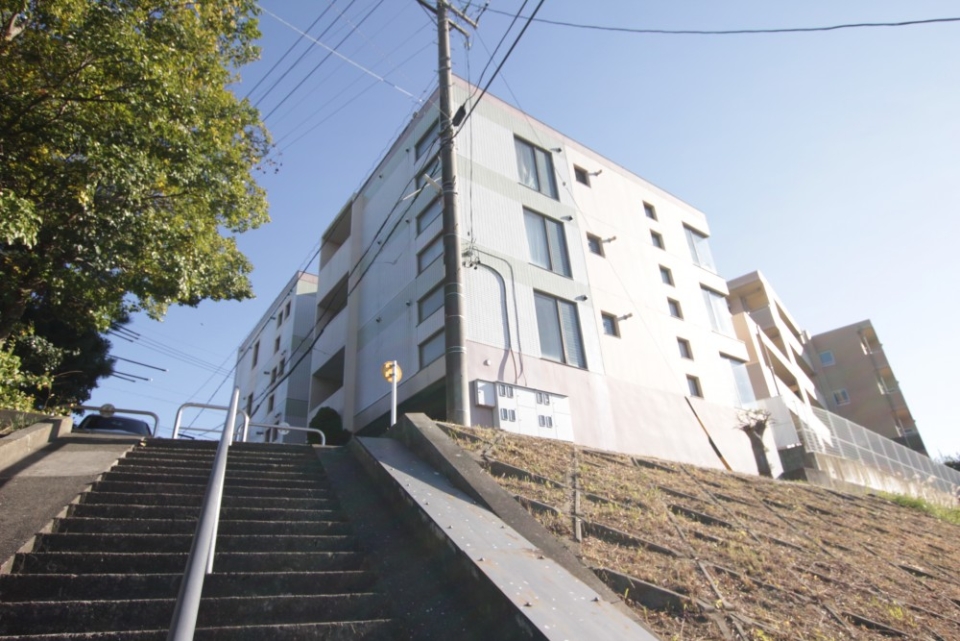 建物は山手の丘の上に建っている。