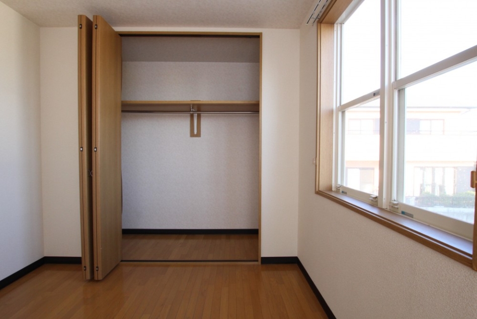 角部屋の特権、＋αの窓が部屋に光を取り入れる。