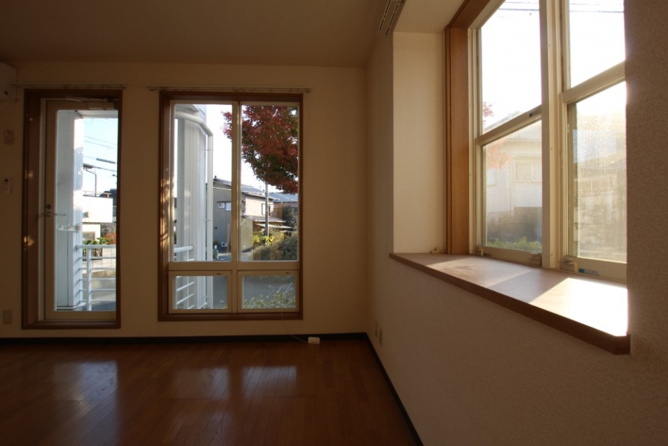 角部屋の特権、＋αの窓が部屋に光を取り入れる。