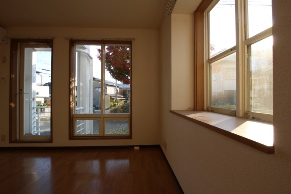 角部屋の特権、＋αの窓が部屋に光を取り入れる。