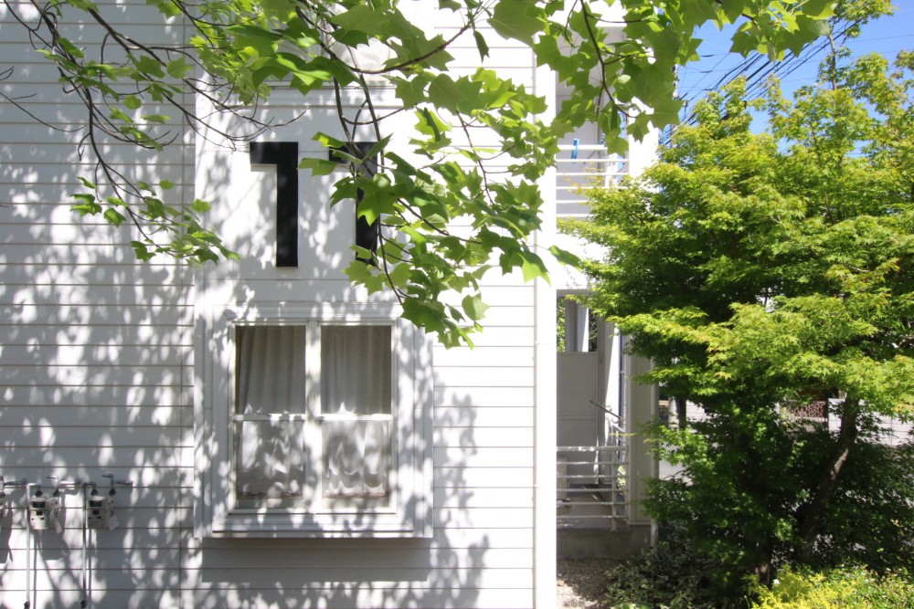 グリーンに囲まれた建物。