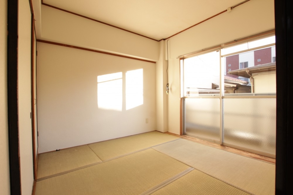 南側の和室は4.5帖。