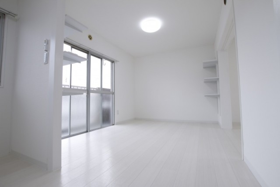 メインのお部屋。棚が二つ付いていて色々飾れそう。
