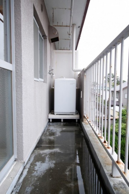 洗濯機置場はベランダにあります。