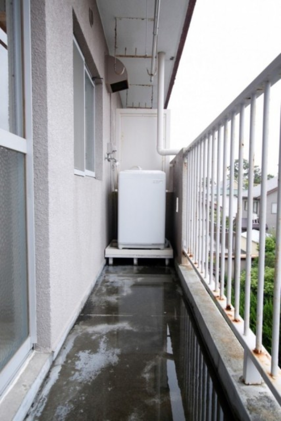 洗濯機置場はベランダにあります。