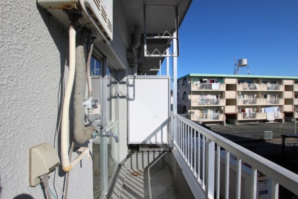 洗濯機置き場はベランダ側。