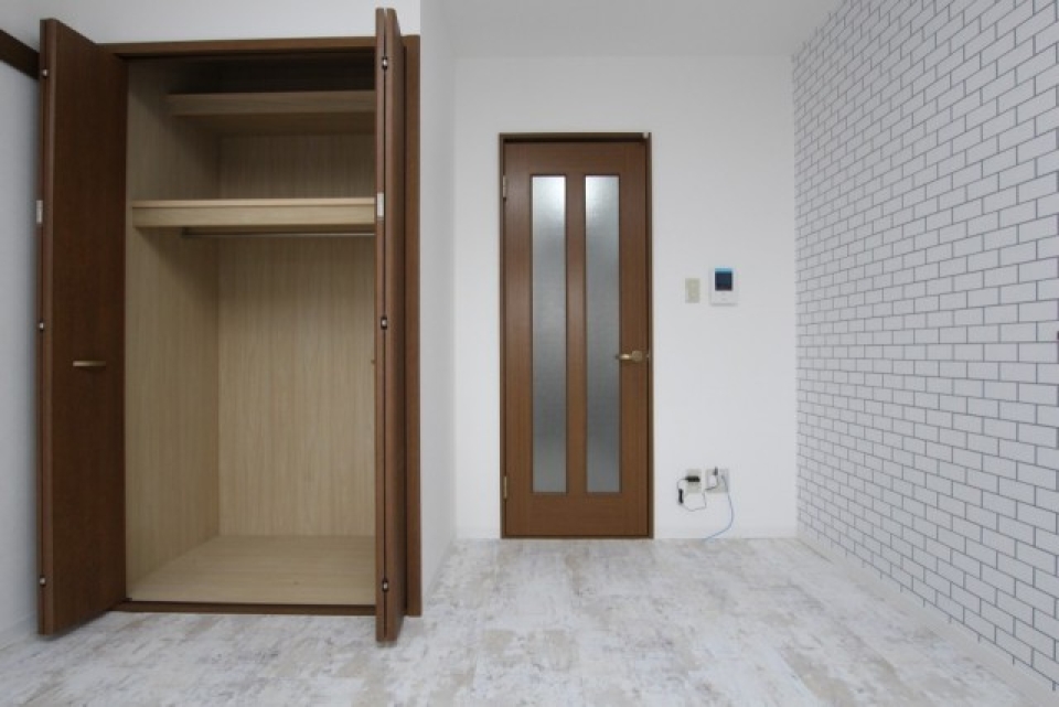 建具は、ブラウン調でコーディネート