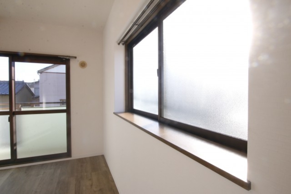 角部屋ですので日光が入って明るい