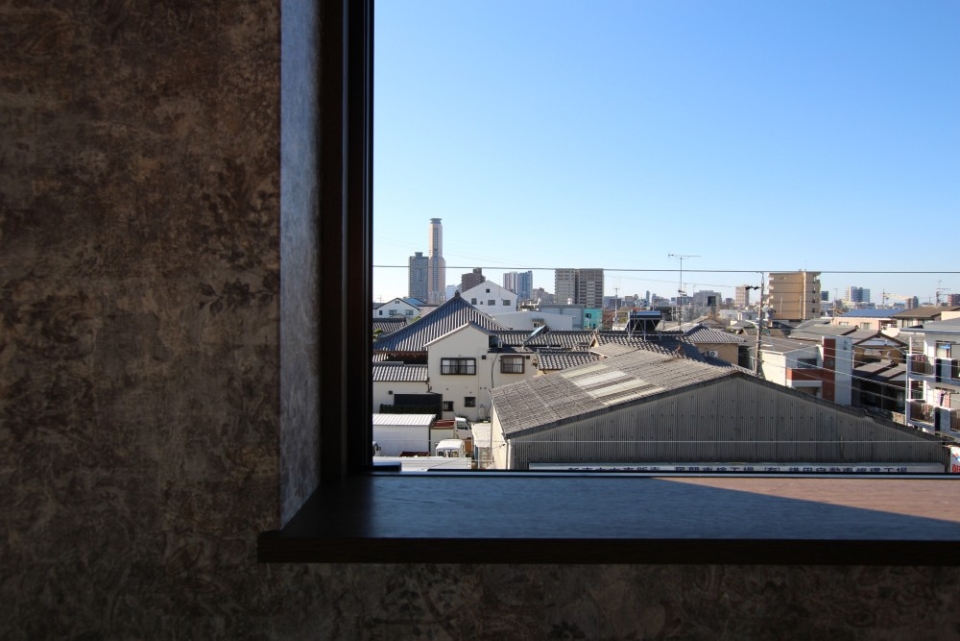 アンティーク調の壁紙越しに見える浜松のシンボルアクトタワー。