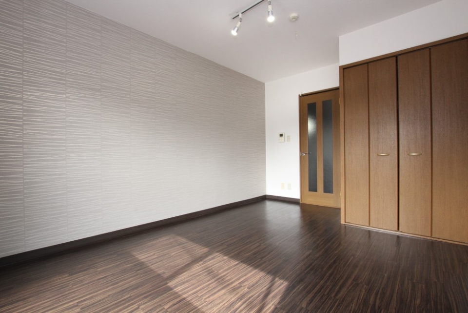 建具の色合いが床と同色だったら...。