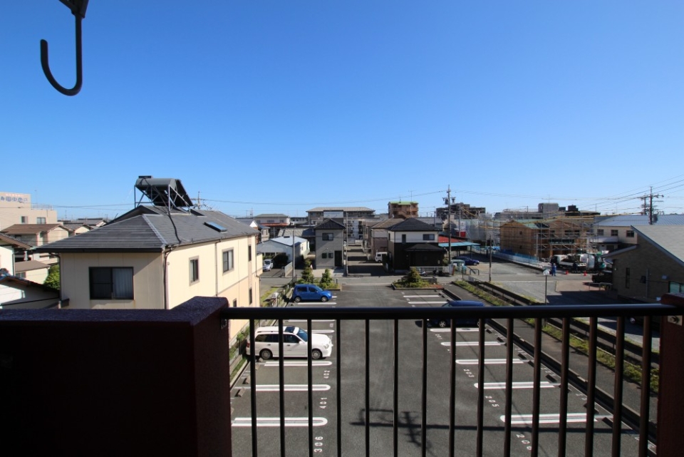 前面が駐車場だからこと確保出来る採光。