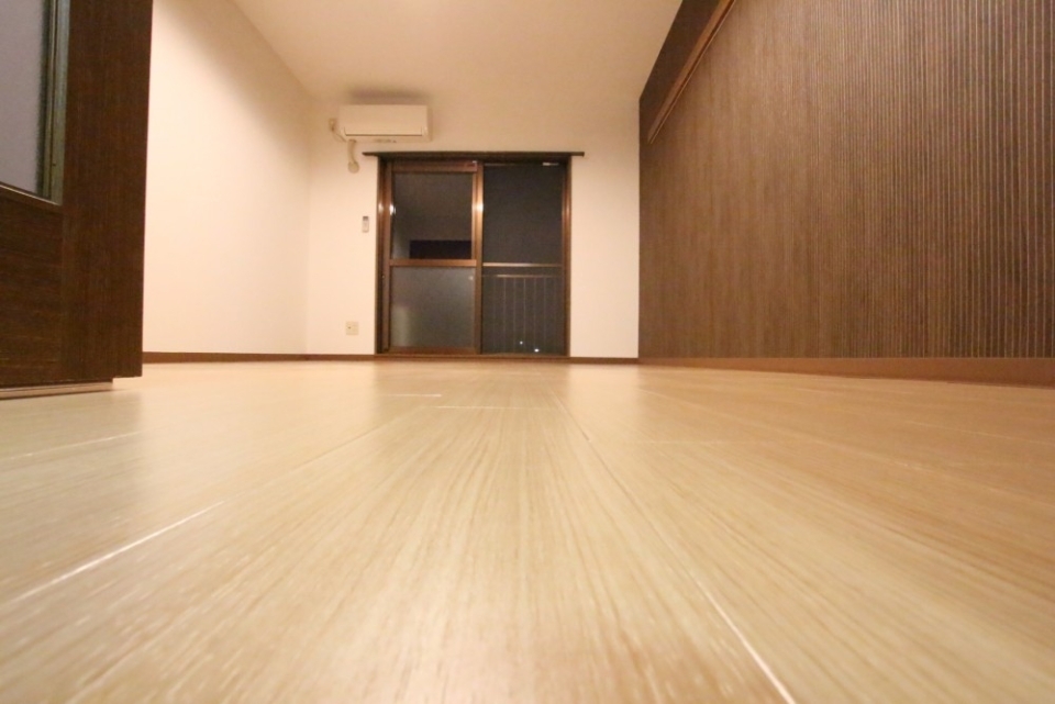 派手さはないが壁紙を引き立てるフロアカラー。