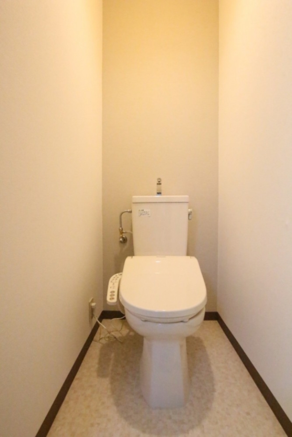 トイレはシャワートイレ付き。