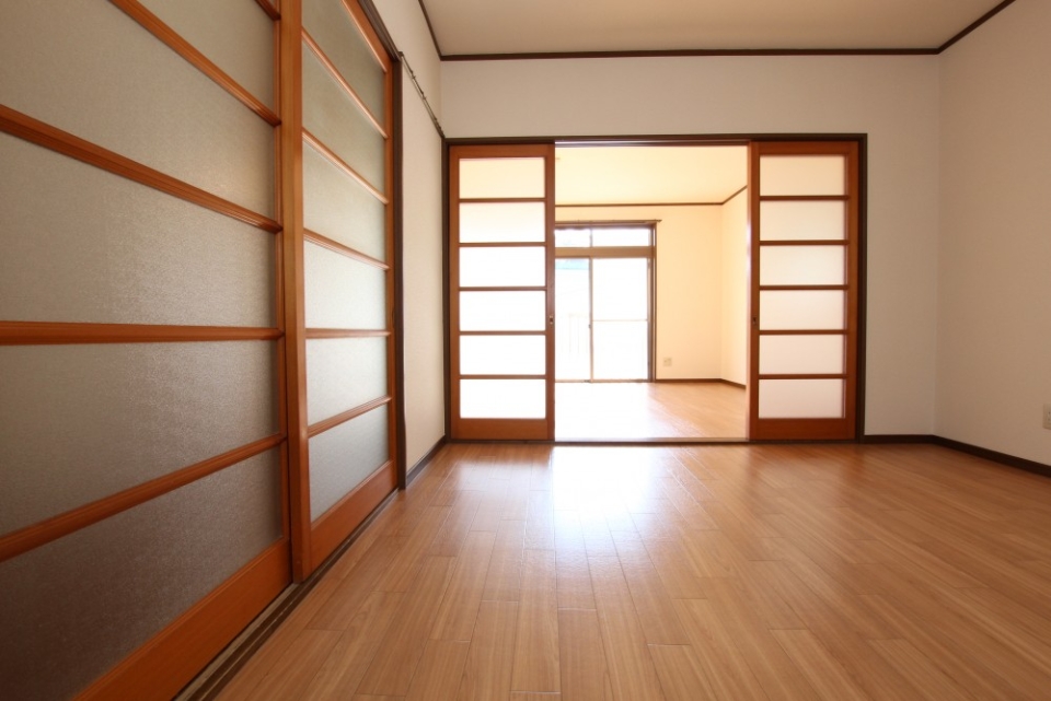 時代を感じるガラス戸が逆にお洒落なのかもしれない。