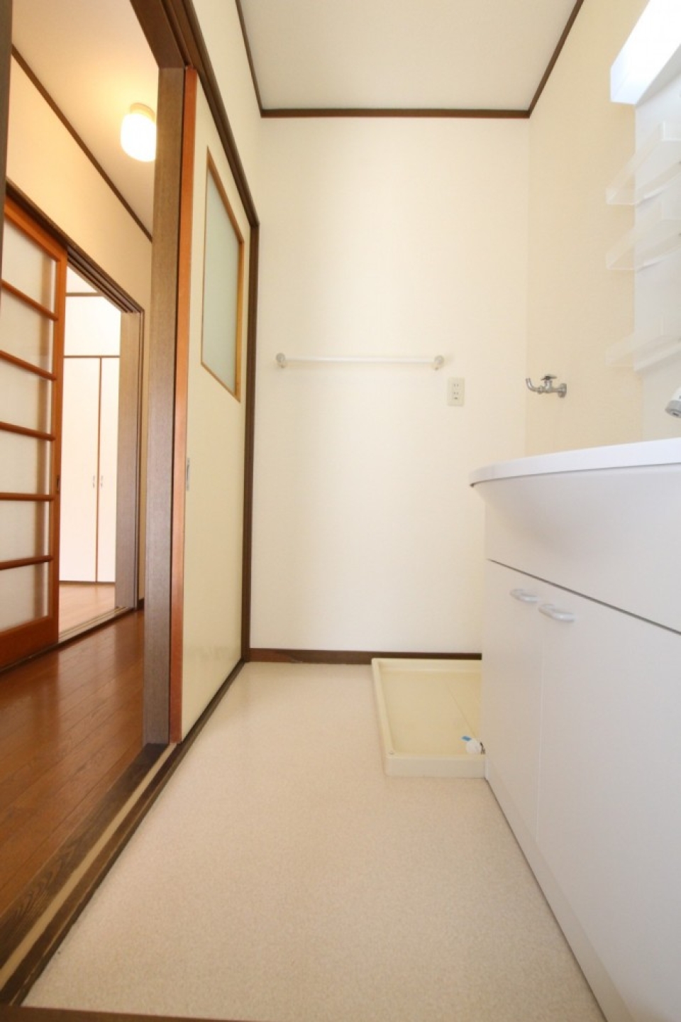 脱衣場はこの広さ、洗面台をシャンプードレッサーに交換しました。