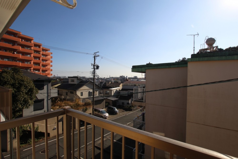 目の前にマンションが建つが日当たりは全く問題ない。