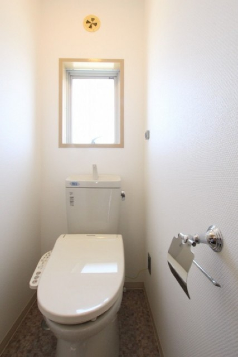 トイレはシャワートイレ付き。