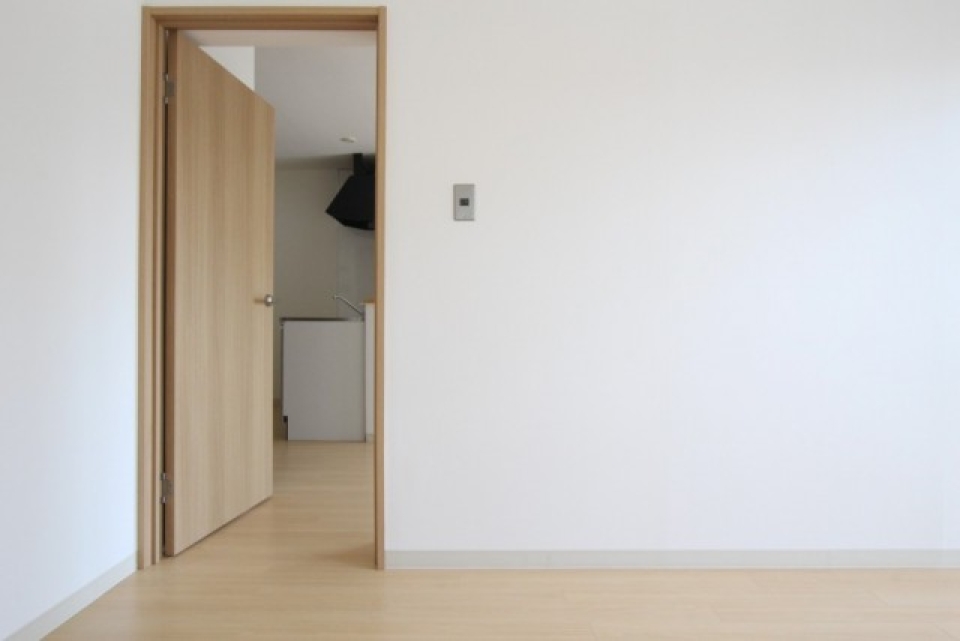 開き戸1枚で隣り合うお部屋同士には開放感はない。